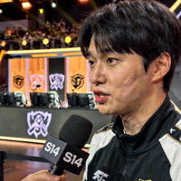 Faker李相赫选手在S14总决赛赛后接受采访的特写照片